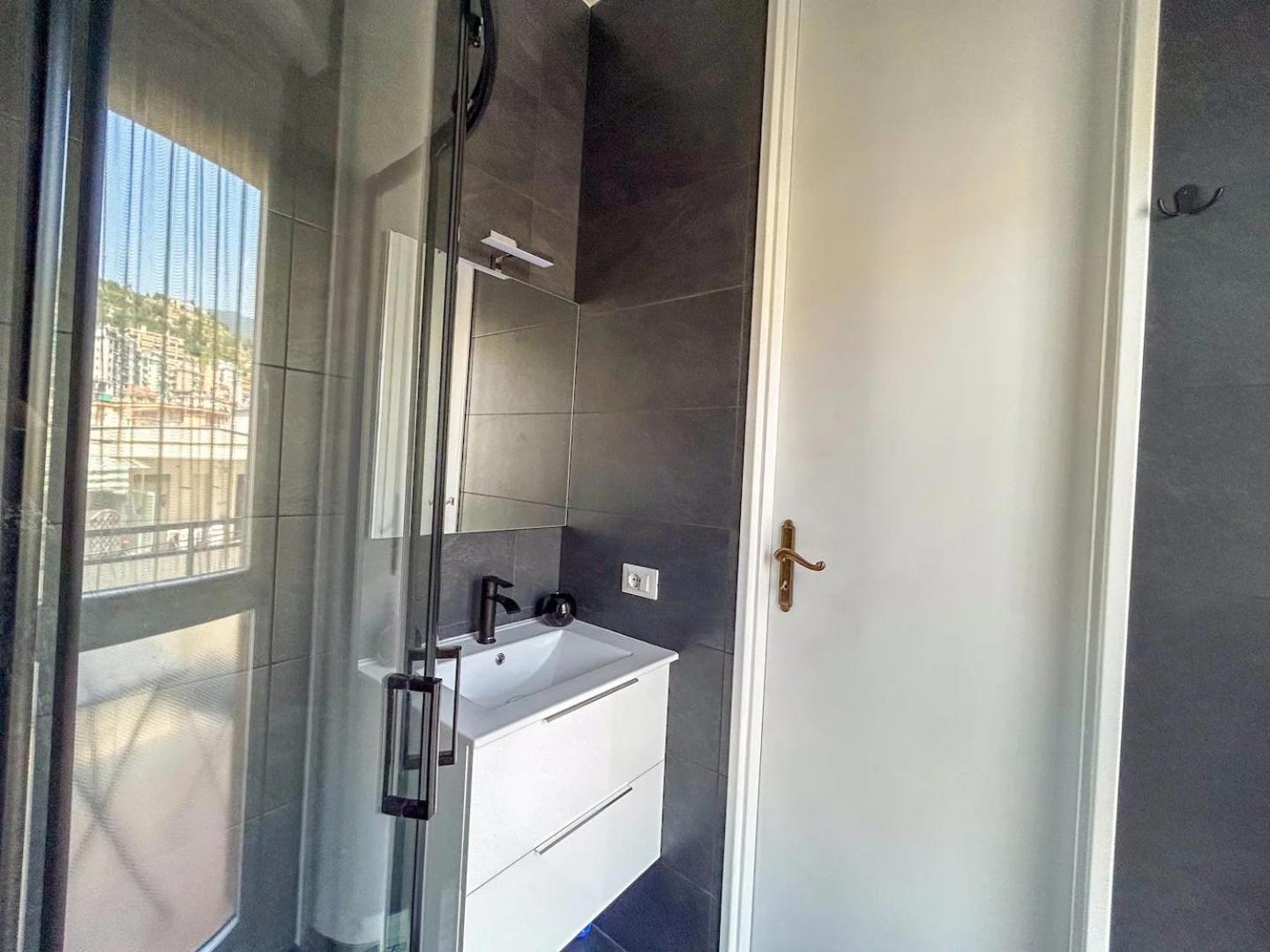 Modern - 18 Apartment Sanremo